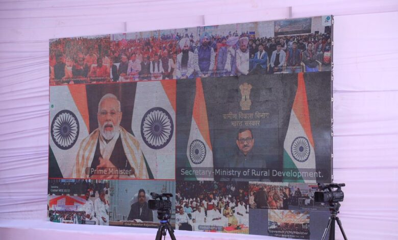 PM Modi: While talking to Bhumika, the Prime Minister said that I know the life of Bastar, I salute your parents, they taught you, educated you and made you qualified.