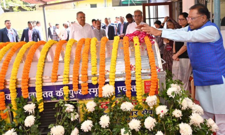 Pay Tribute: Chief Minister Vishnu Dev Sai paid tribute to late Nandkumar Baghel by offering flowers on his mortal remains.