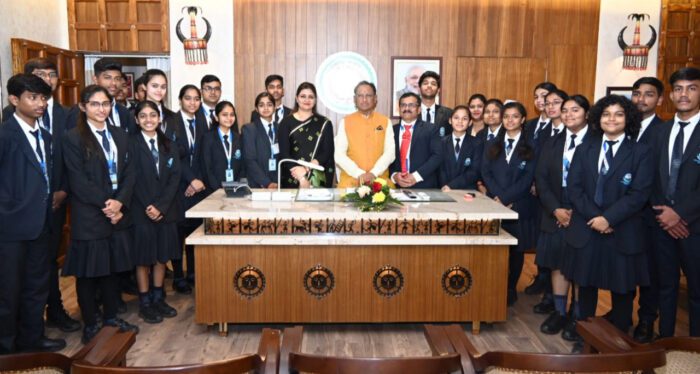 CG Assembly Overview: Chief Minister Vishnu Dev Sai discussed with the children of Academic World School during the assembly overview.